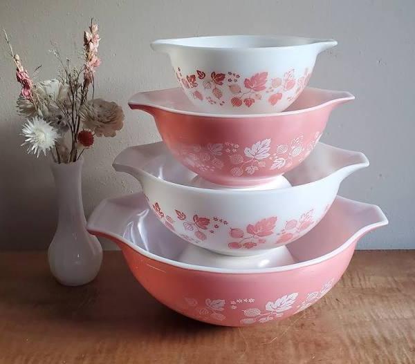 d8c188cc99f16f66f06c4f909890ccef3c40d27f0429d379efa62cc307fad8f1 ParkwoodTreasures Vintage Pyrex Pink Gooseberry Cinderella Mixing Bowls